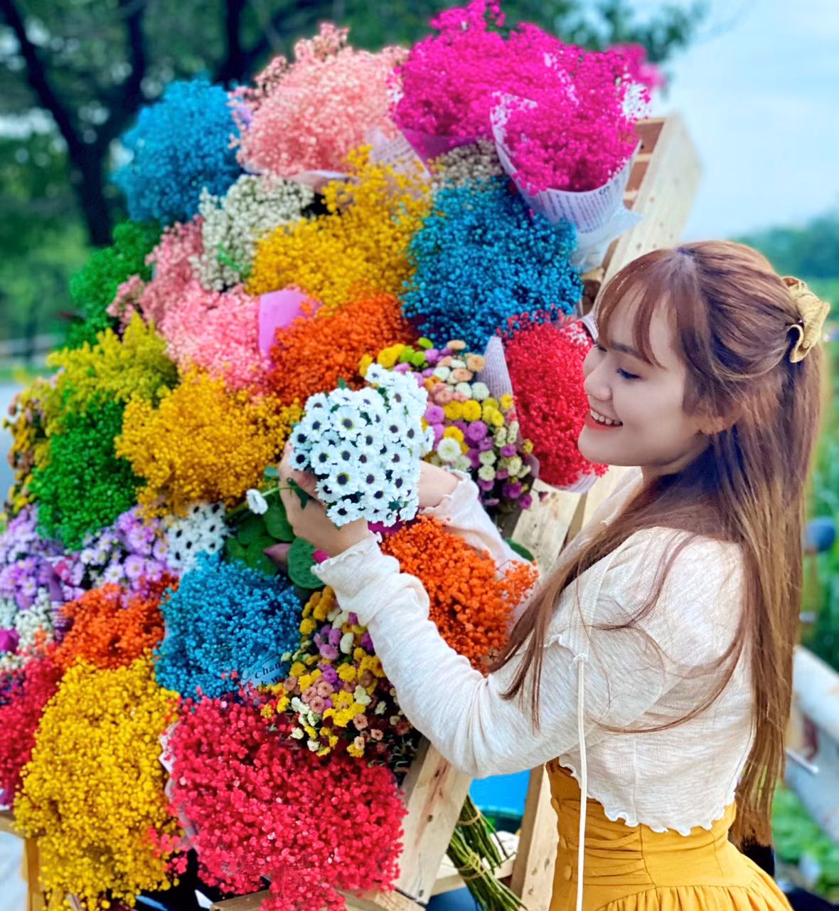 Một người làm dịch vụ cho thuê xe hoa chụp hình, cho biết: “Tháng Chín, thời tiết ở Sài Gòn đẹp hơn, trời ít mưa và nắng nhẹ. Đây là thời tiết lý tưởng để các bạn trẻ đi dạo và chụp hình”.