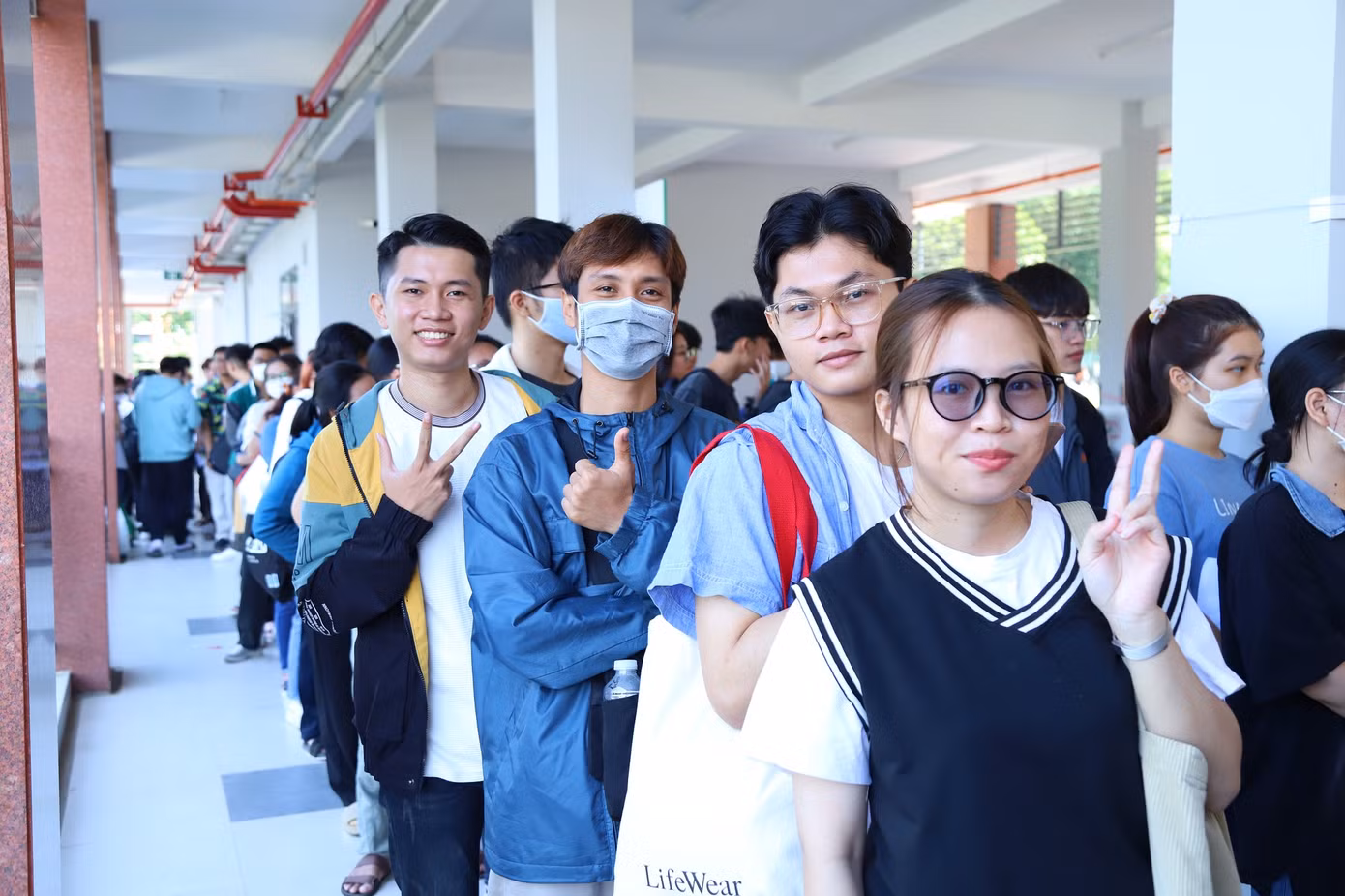 Theo thông tin từ Ban Tổ chức, chương trình 'Chủ nhật Đỏ' hôm nay thu hút hơn 1.000 sinh viên tham gia. Bởi vậy, nhiều bạn đã phải xếp hàng đợi hiến máu từ rất lâu, Ban Tổ chức cũng phải làm việc hết công suất.