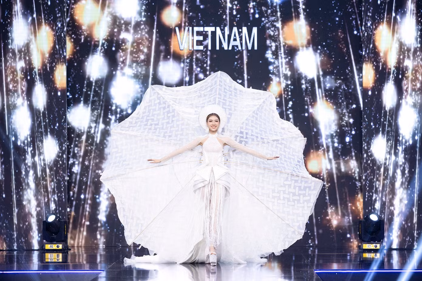 Bộ trang phục "Bánh tráng" được thí sinh Thanh Thanh Huyền (đại diện Việt Nam) trình diễn trong vòng bán kết Cuộc thi Miss Charm - Hoa hậu sắc đẹp quốc tế 2023. Bộ trang phục "Bánh tráng" được thí sinh Thanh Thanh Huyền (đại diện Việt Nam) trình diễn trong vòng bán kết Cuộc thi Miss Charm - Hoa hậu sắc đẹp quốc tế 2023.