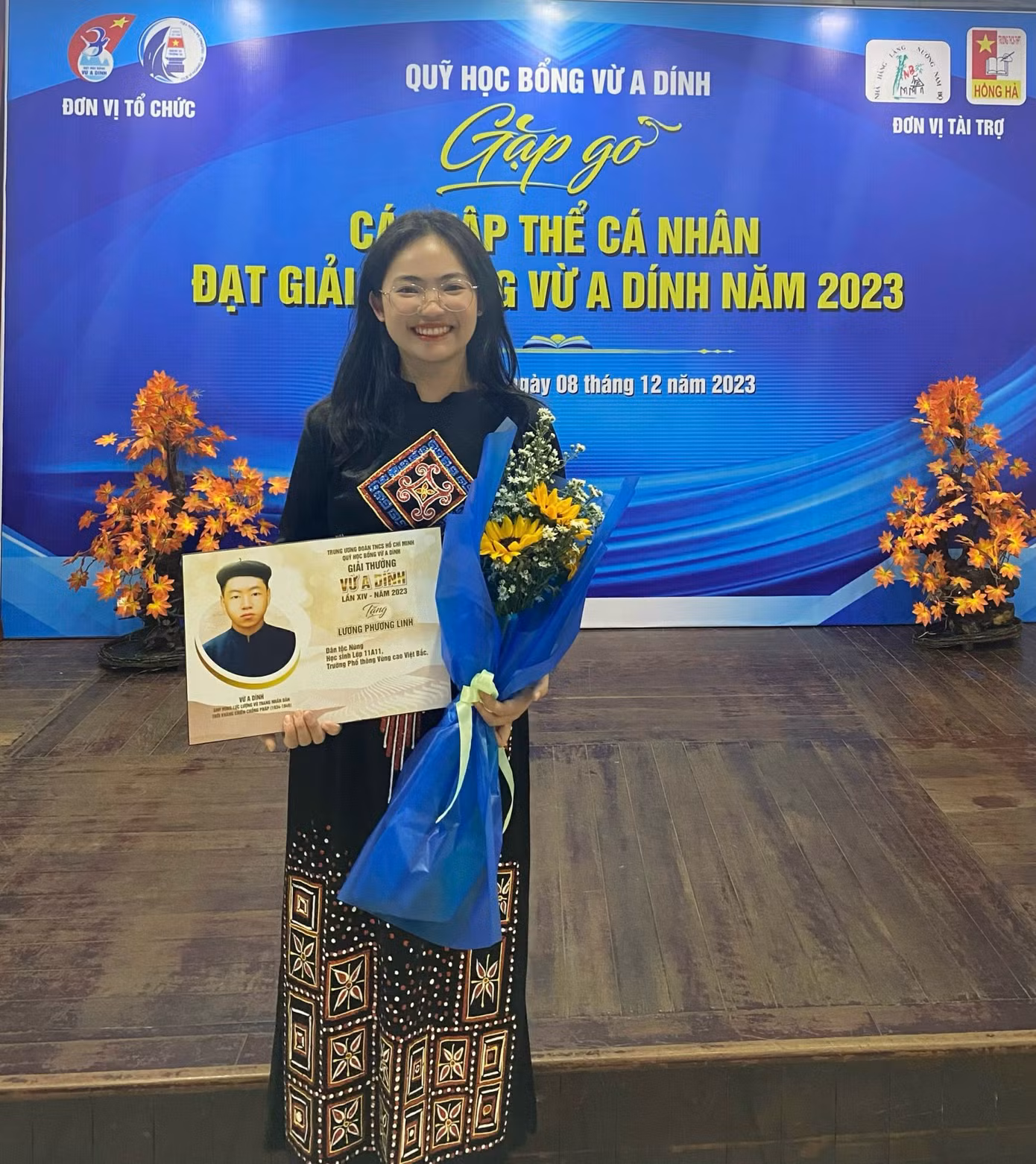 Lương Phương Linh trong trang phục dân tộc tại buổi “Gặp gỡ các tập thể, cá nhân đoạt Giải thưởng Vừ A Dính, năm 2023”. (Ảnh: NVCC)