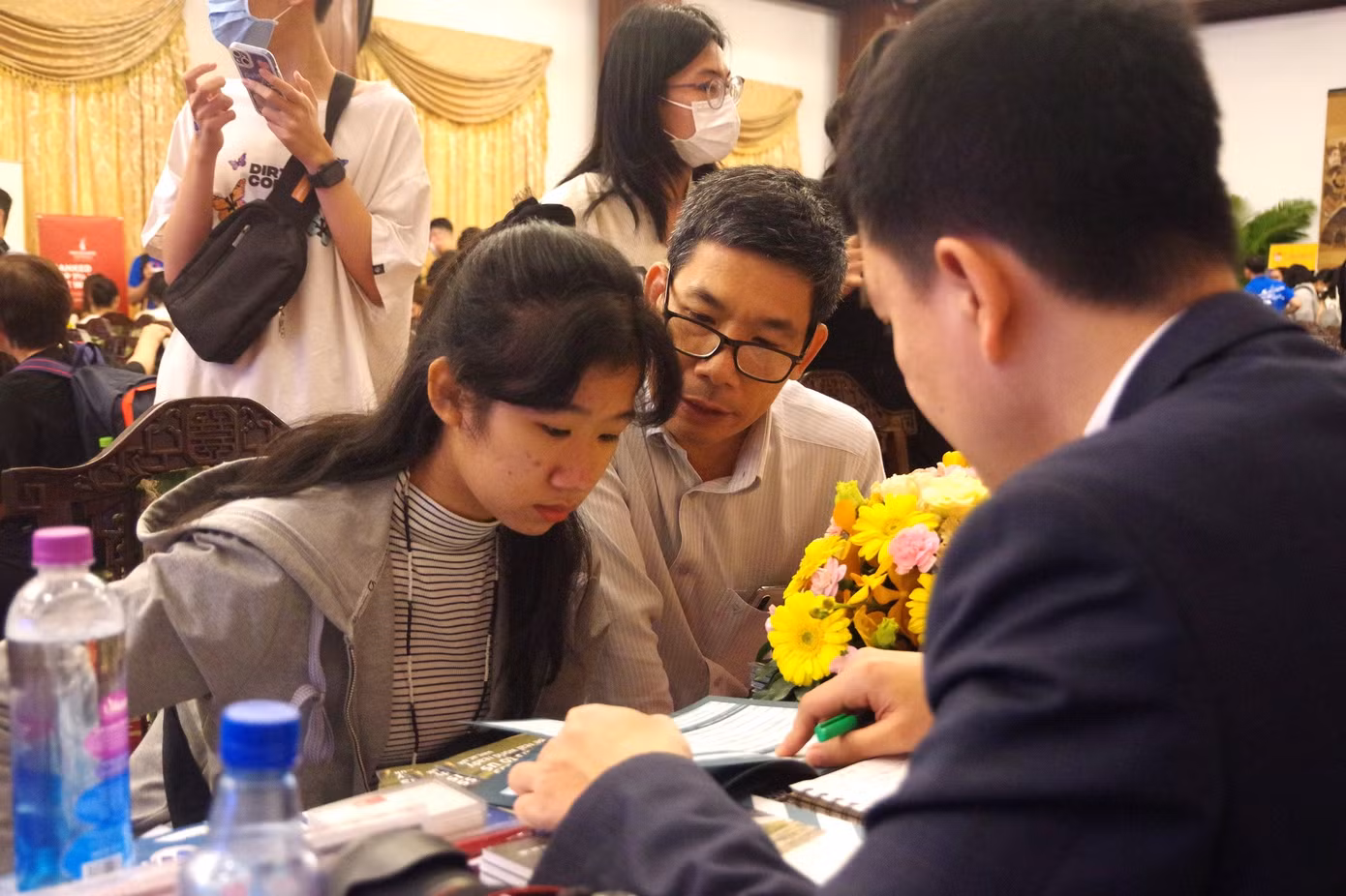 Trương Phạm Khánh Hà và phụ huynh đã đặt những vấn đề thực tế với phía nhà trường. Trương Phạm Khánh Hà và phụ huynh đã đặt những vấn đề thực tế với phía nhà trường.