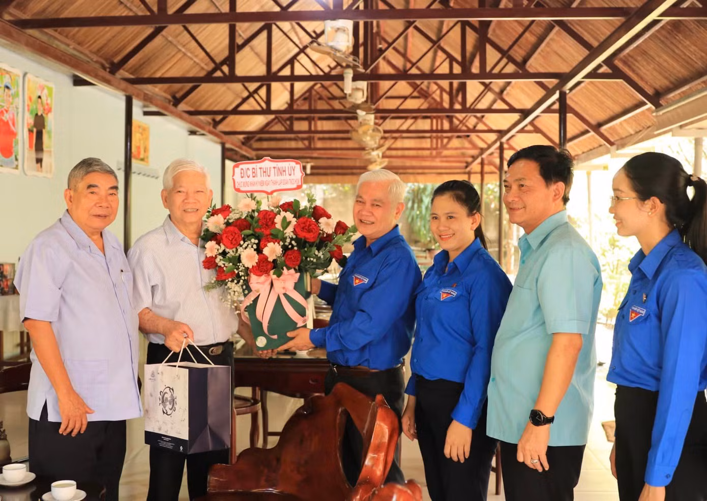 Đoàn đến thăm, tri ân cựu cán bộ Đoàn qua các thời kỳ. Đoàn đến thăm, tri ân cựu cán bộ Đoàn qua các thời kỳ.