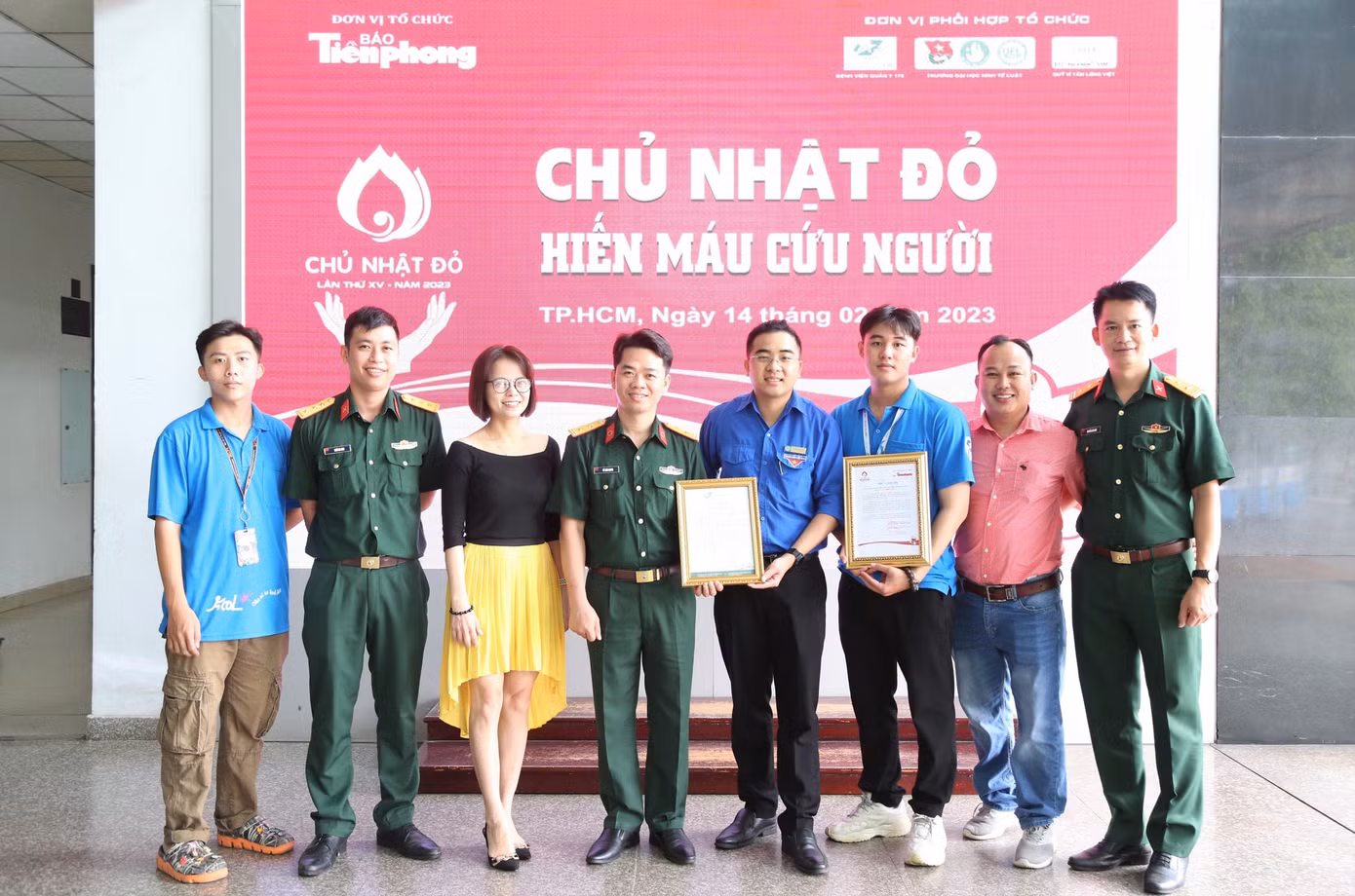 Đại diện báo Tiền Phong trao thư cảm ơn đến các đơn vị tham gia chương trình 'Chủ nhật Đỏ'.