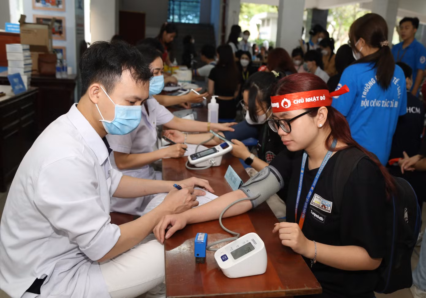 Rất đông các bạn sinh viên có mặt từ sáng sớm để tham gia chương trình hiến máu 'Chủ nhật Đỏ'. (Ảnh: Ngô Tùng)