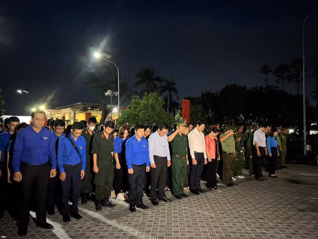 Tuổi trẻ Long An dâng hương các Anh hùng liệt sĩ.