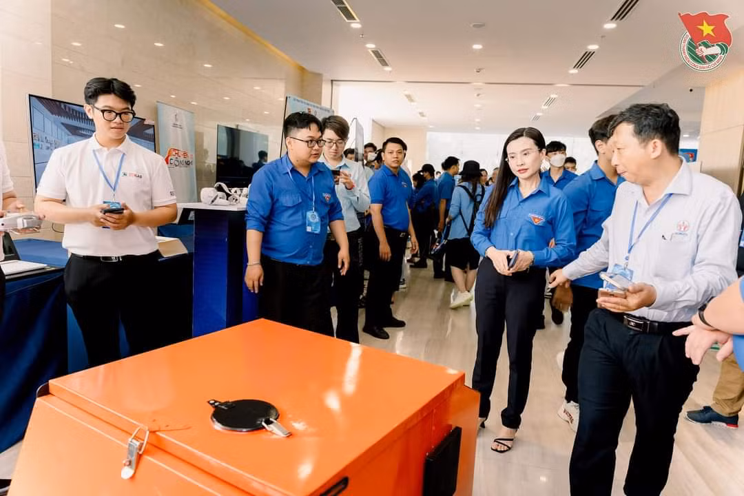 Bí thư T.Ư Đoàn Nguyễn Phạm Duy Trang tham quan các sản phẩm sáng tạo tại Liên hoan.