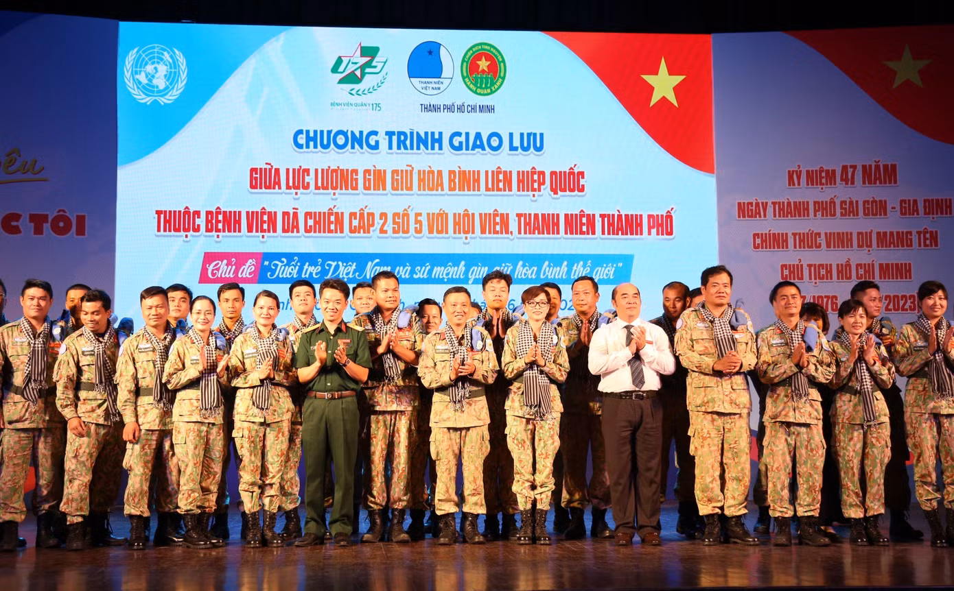 Các chiến sĩ mũ nồi xanh được trao tặng khăn rằn.