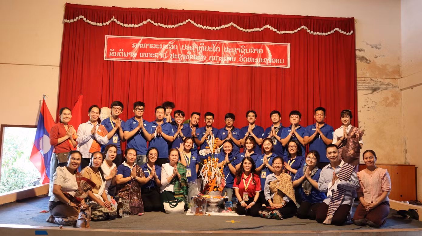 Nghi thức buộc chỉ tay của người Lào ở trường tiểu học hữu nghị Việt - Lào. (Ảnh: NVCC)