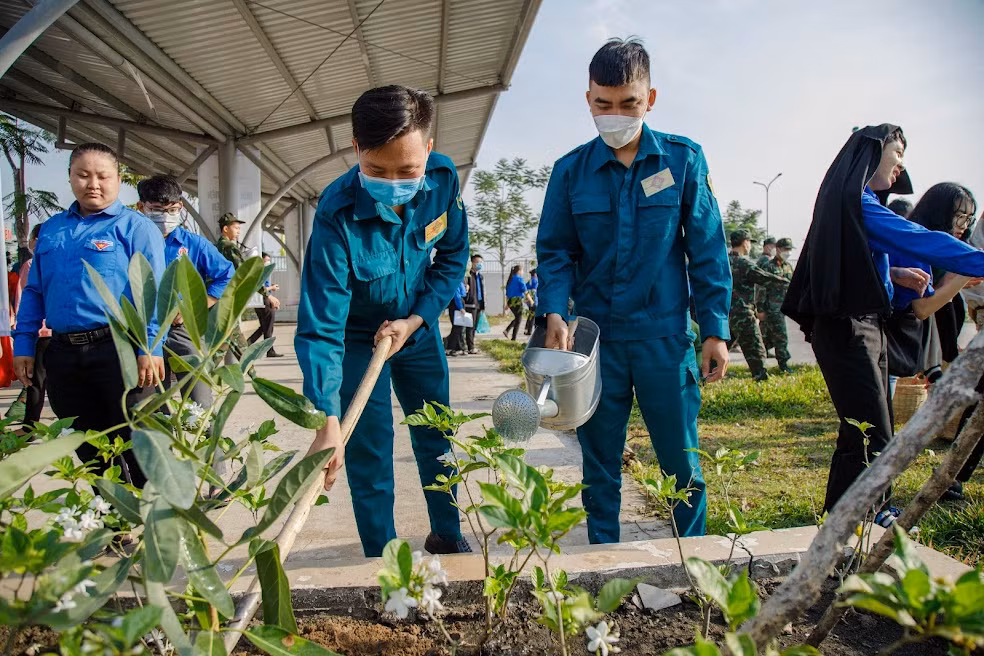 Đoàn viên, thanh niên cùng trồng cây tại lễ phát động. (Ảnh: TLTĐ) Đoàn viên, thanh niên cùng trồng cây tại lễ phát động. (Ảnh: TLTĐ)