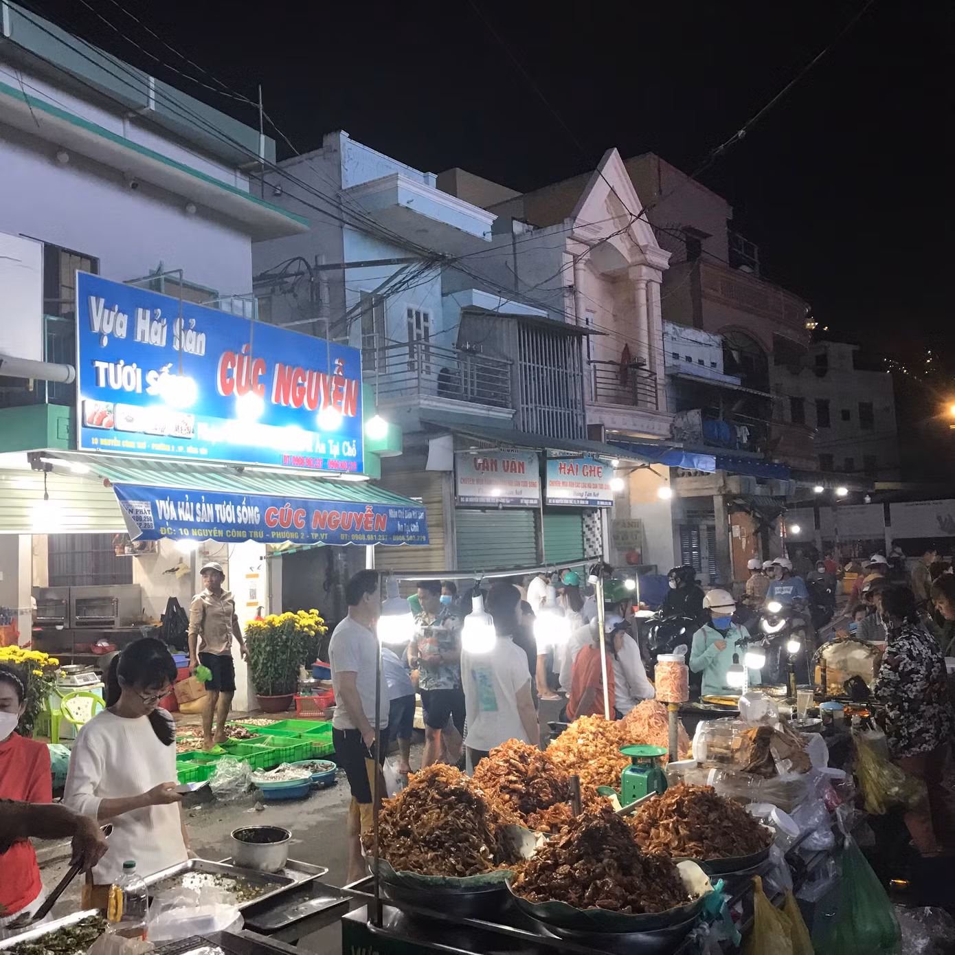 Những ngày đầu năm, chợ luôn rất đông các bạn trẻ tìm về.