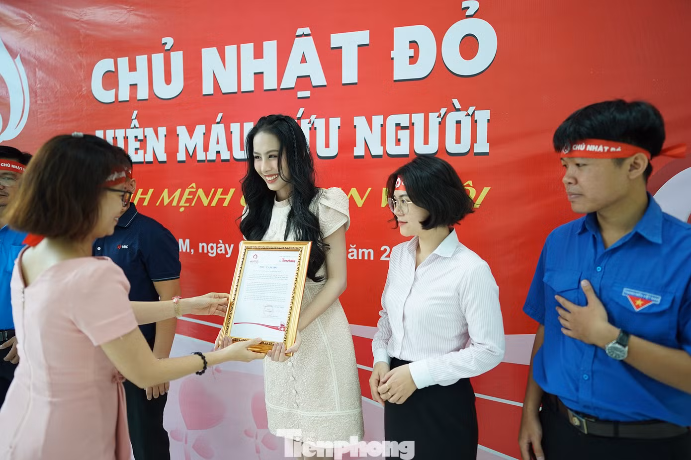 Á hậu Lê Nguyễn Ngọc Hằng nhận thư cảm ơn từ Ban Tổ chức chương trình. (Ảnh: Phạm Nguyễn)