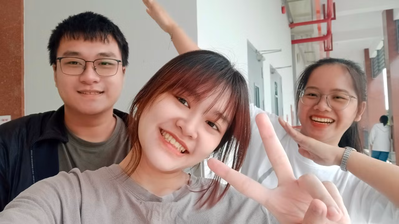 3 thành viên của nhóm dự án. 3 thành viên của nhóm dự án.