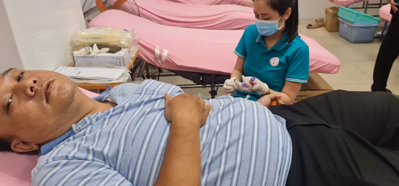 Thầy Lộc thường xuyên tham gia hiến máu ở Hội Chữ thập Đỏ. (Ảnh: NVCC).