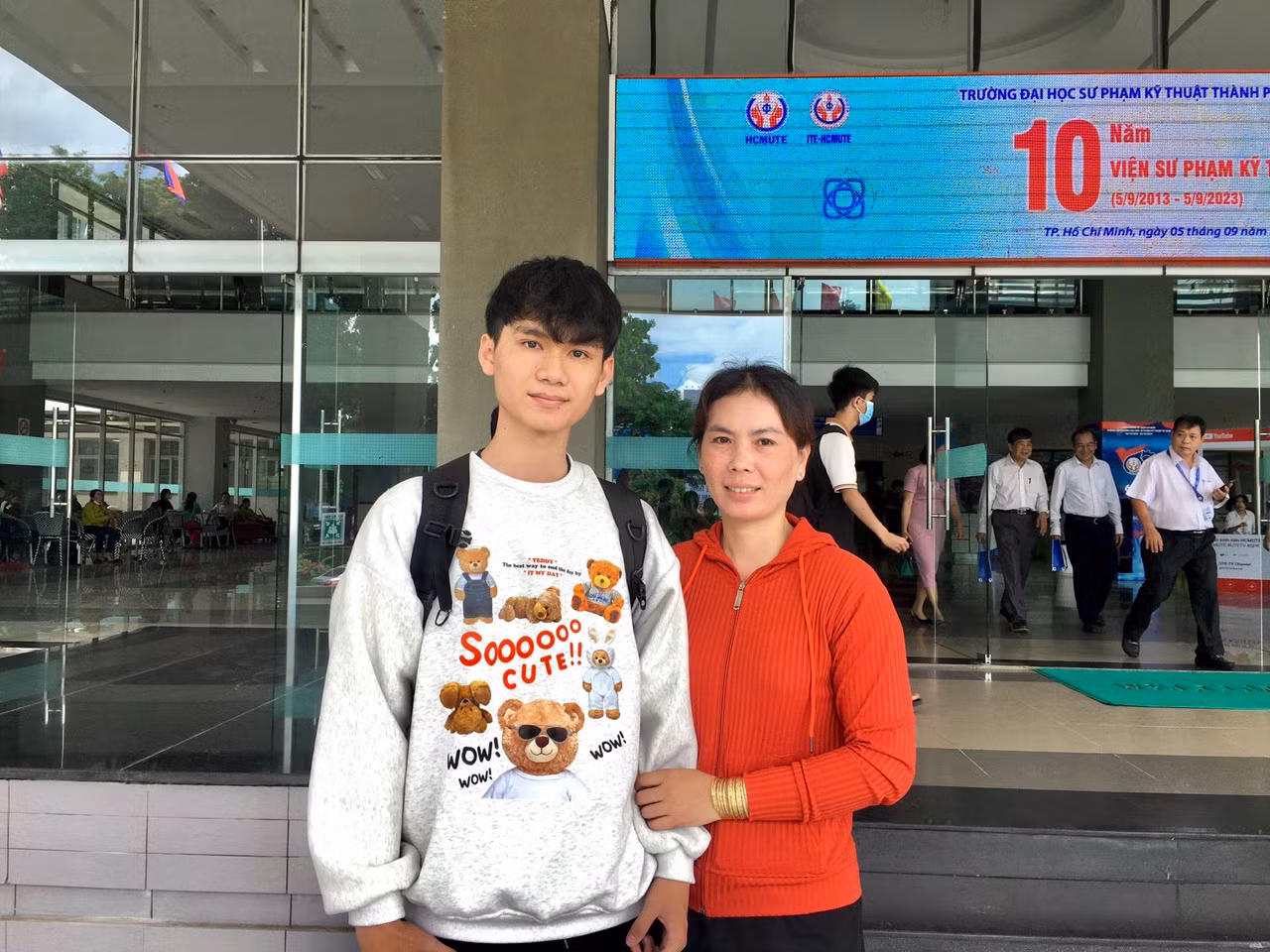 Gia Tuấn cùng mẹ đến trường làm thủ tục nhập học. Gia Tuấn cùng mẹ đến trường làm thủ tục nhập học.