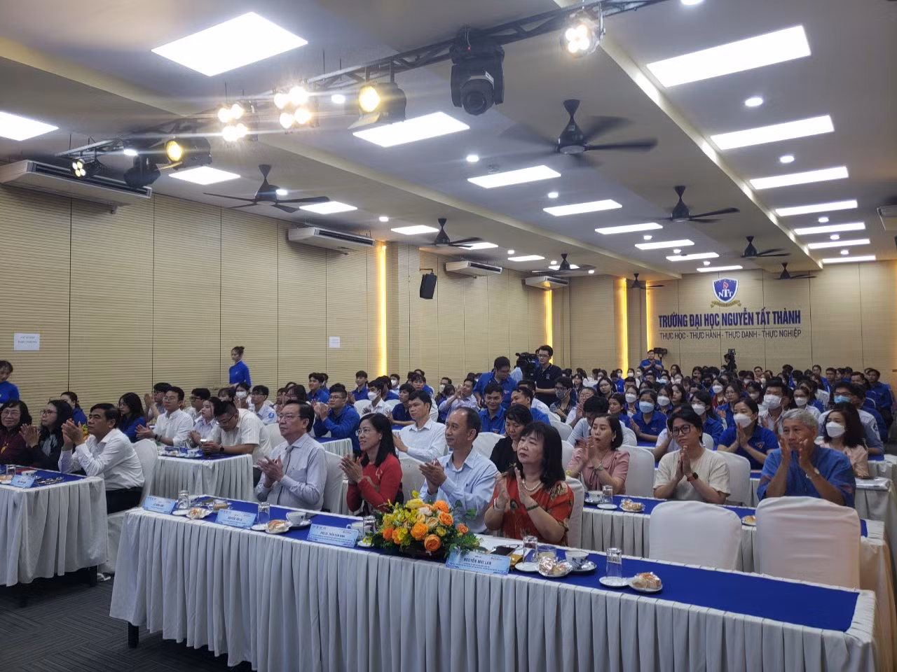 Rất đông các bạn sinh viên tham gia lễ phát động Hội thi.