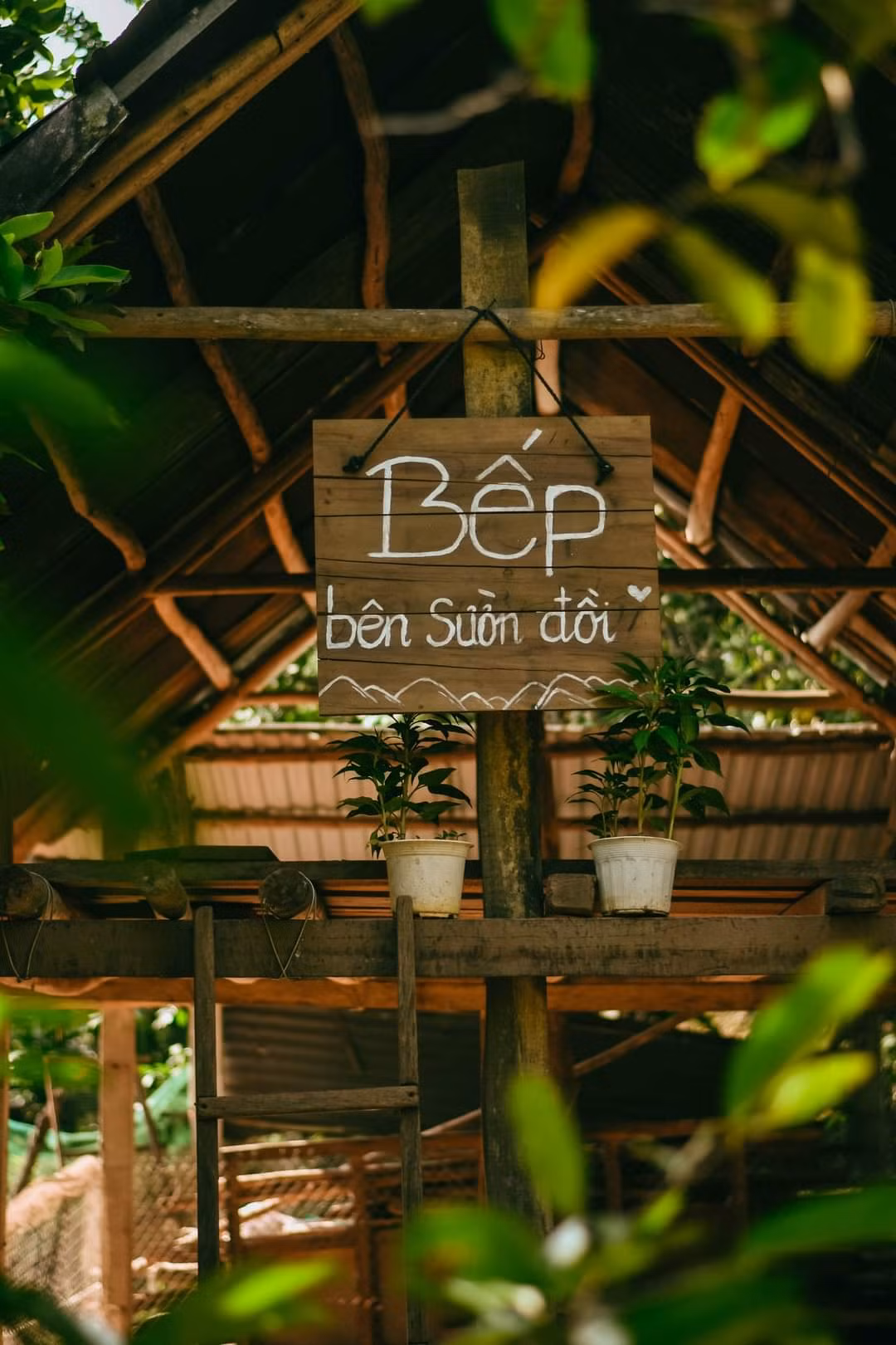 “Bếp bên sườn đồi” được Duy Tài cải tạo từ căn nhà kho sau nhà.