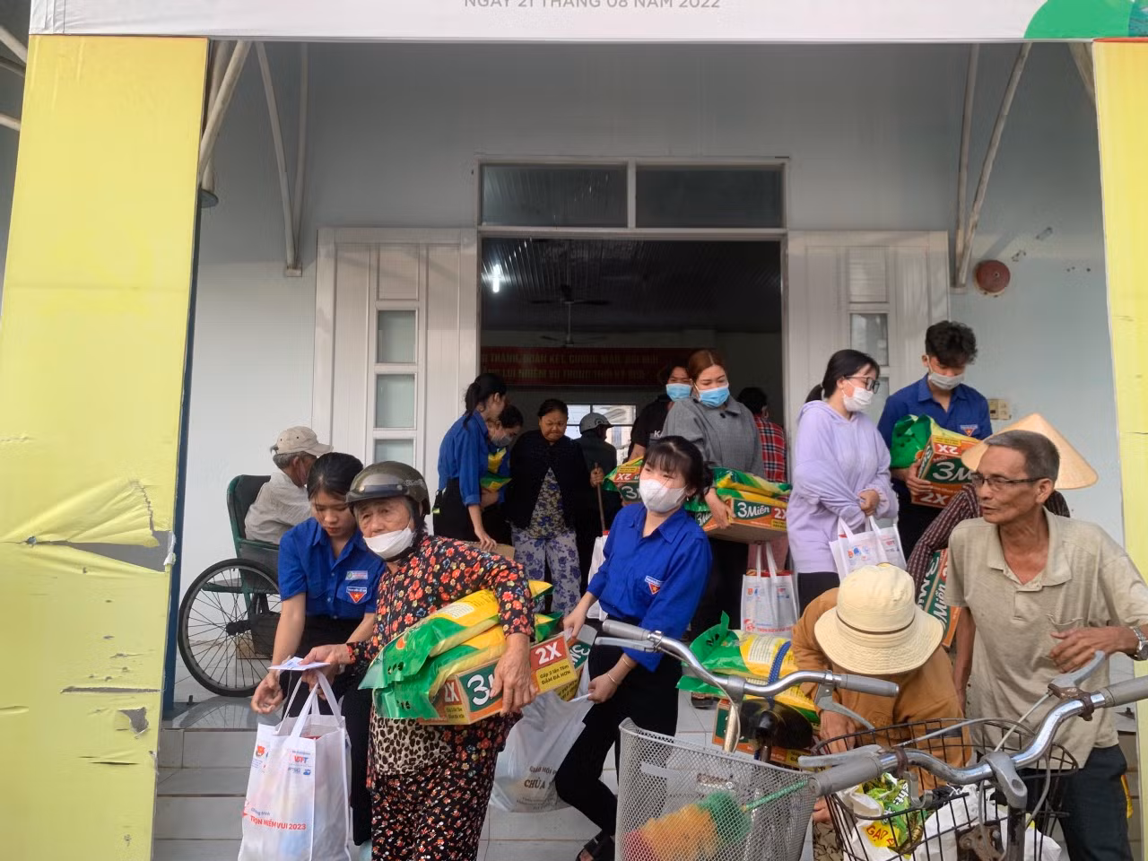 Các bạn đoàn viên, thanh niên địa phương hỗ trợ bà con nhận quà tại chương trình.