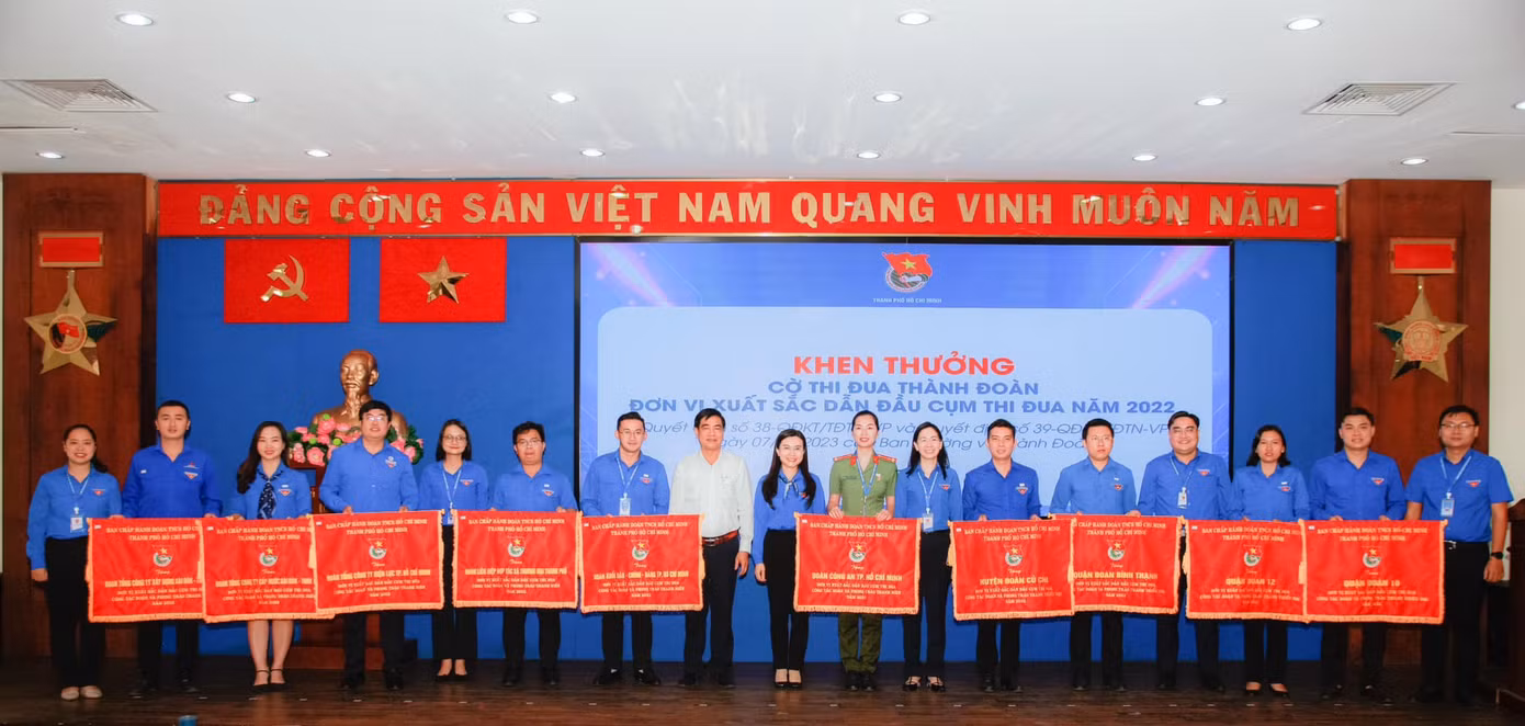 Bí thư T.Ư Đoàn Nguyễn Phạm Duy Trang (thứ 9, từ trái sang) và Bí thư Thành Đoàn TP. HCM Phan Thị Thanh Phương (thứ 7, từ phải sang) trao Cờ thi đua cho các đơn vị xuất sắc dẫn đầu cụm thi đua năm 2022.