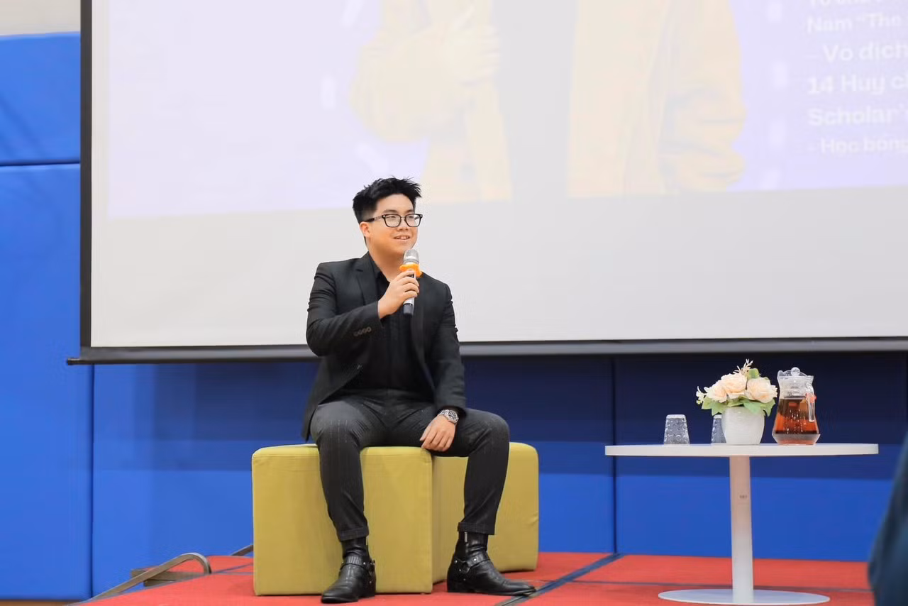 Duy còn giành được nhiều giải thưởng trong các cuộc thi tranh biện trong nước và quốc tế. Duy còn giành được nhiều giải thưởng trong các cuộc thi tranh biện trong nước và quốc tế.