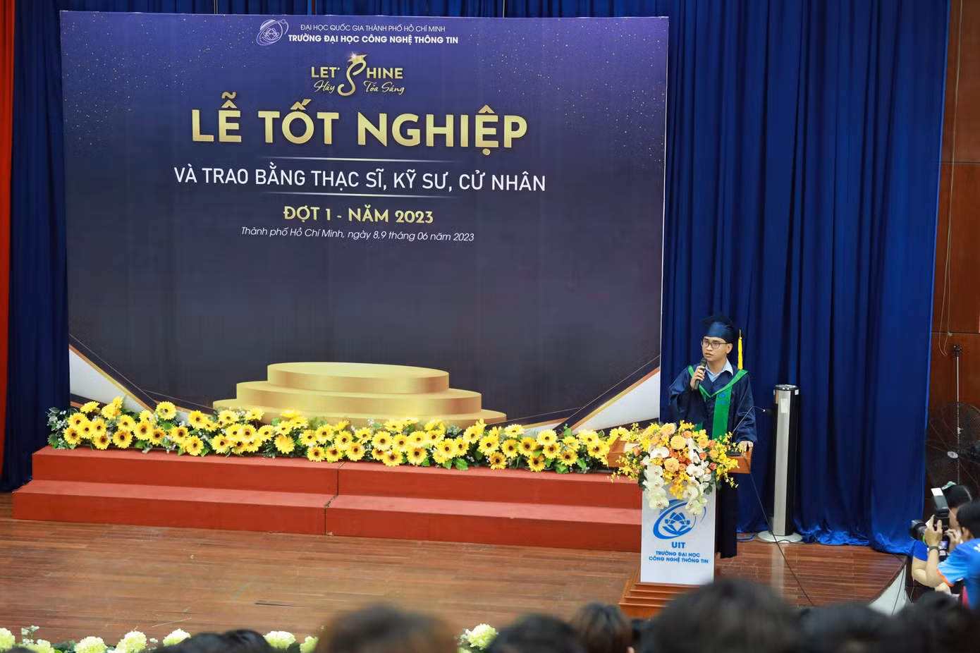 Tân thủ khoa đại diện sinh viên phát biểu tại buổi lễ tốt nghiệp trường ĐH Công nghệ thông tin, ĐHQG TP. HCM, ngày 8/6 vừa qua. Tân thủ khoa đại diện sinh viên phát biểu tại buổi lễ tốt nghiệp trường ĐH Công nghệ thông tin, ĐHQG TP. HCM, ngày 8/6 vừa qua.