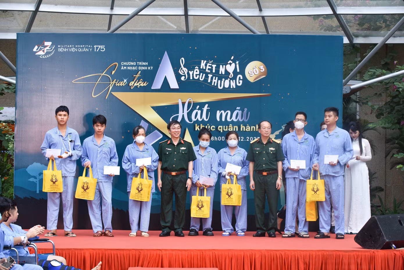 Lãnh đạo Bệnh viện Quân y 175 gửi tặng các phần quà ý nghĩa đến với người bệnh.