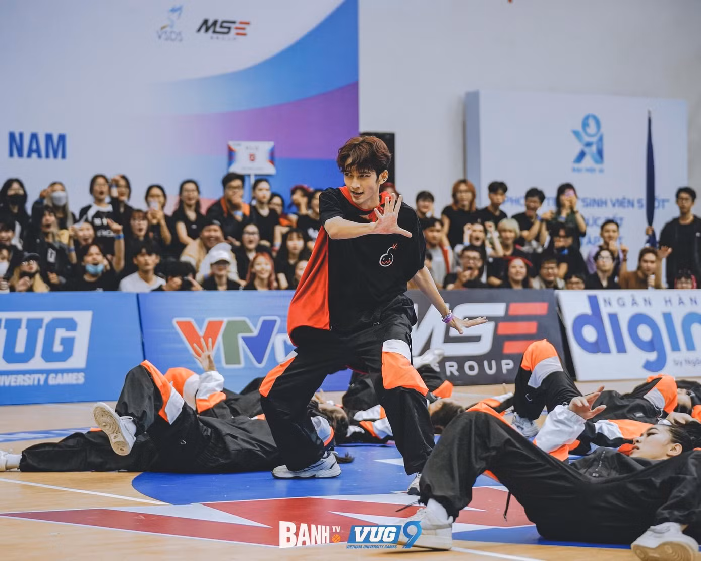 Tiến Anh cùng Big Boom Dance Team tại giải đấu đáng nhớ 'VUG Dance Battle KV2', với vị trí Quán quân.