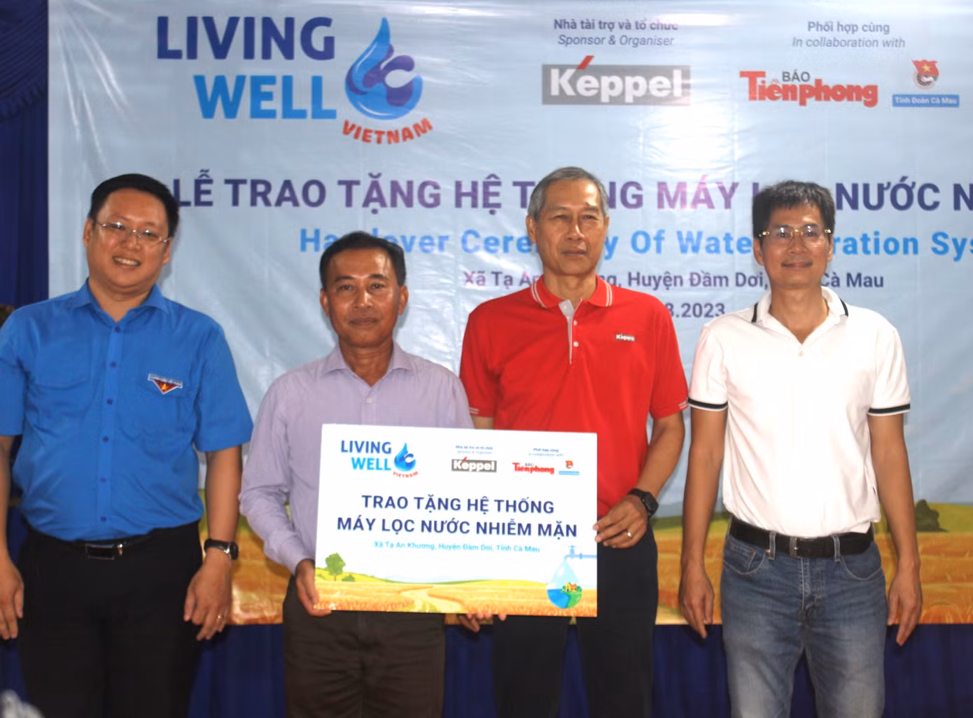 Ông Trịnh Văn Phến, Chủ tịch UBND xã Tạ An Khương (thứ 2, từ trái sang) thay mặt địa phương nhận bảng tượng trưng công trình hệ thống máy lọc nước nhiễm mặn mà chương trình trao tặng.