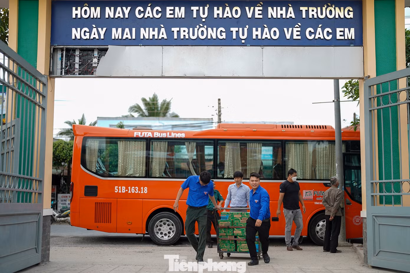 Các tình nguyện viên của chương trình đang vận chuyển quà vào khi vực khám chữa bệnh cho người dân. (Ảnh: Phạm Nguyễn).