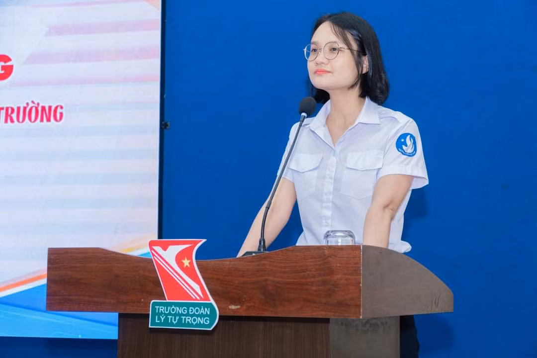 Chị Trần Thu Hà - Phó Bí thư Thành Đoàn, Chủ tịch Hội Sinh viên TP. HCM phát biểu khai mạc chương trình.