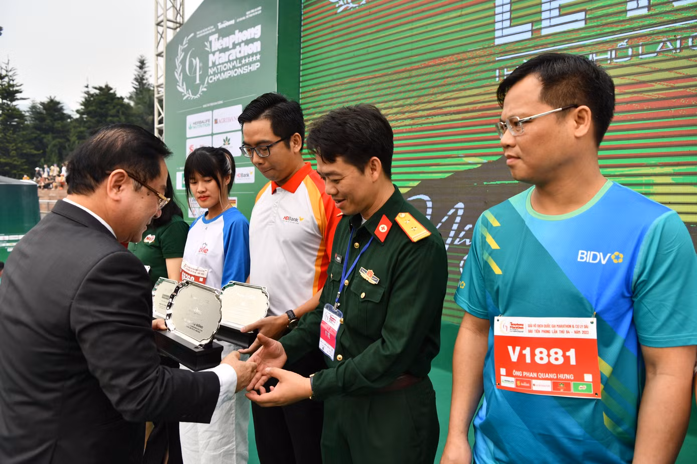 Tổng Biên tập báo Tiền Phong Lê Xuân Sơn (bên trái) trao kỉ niệm chương cho đại diện Bệnh viện Quân y 175.