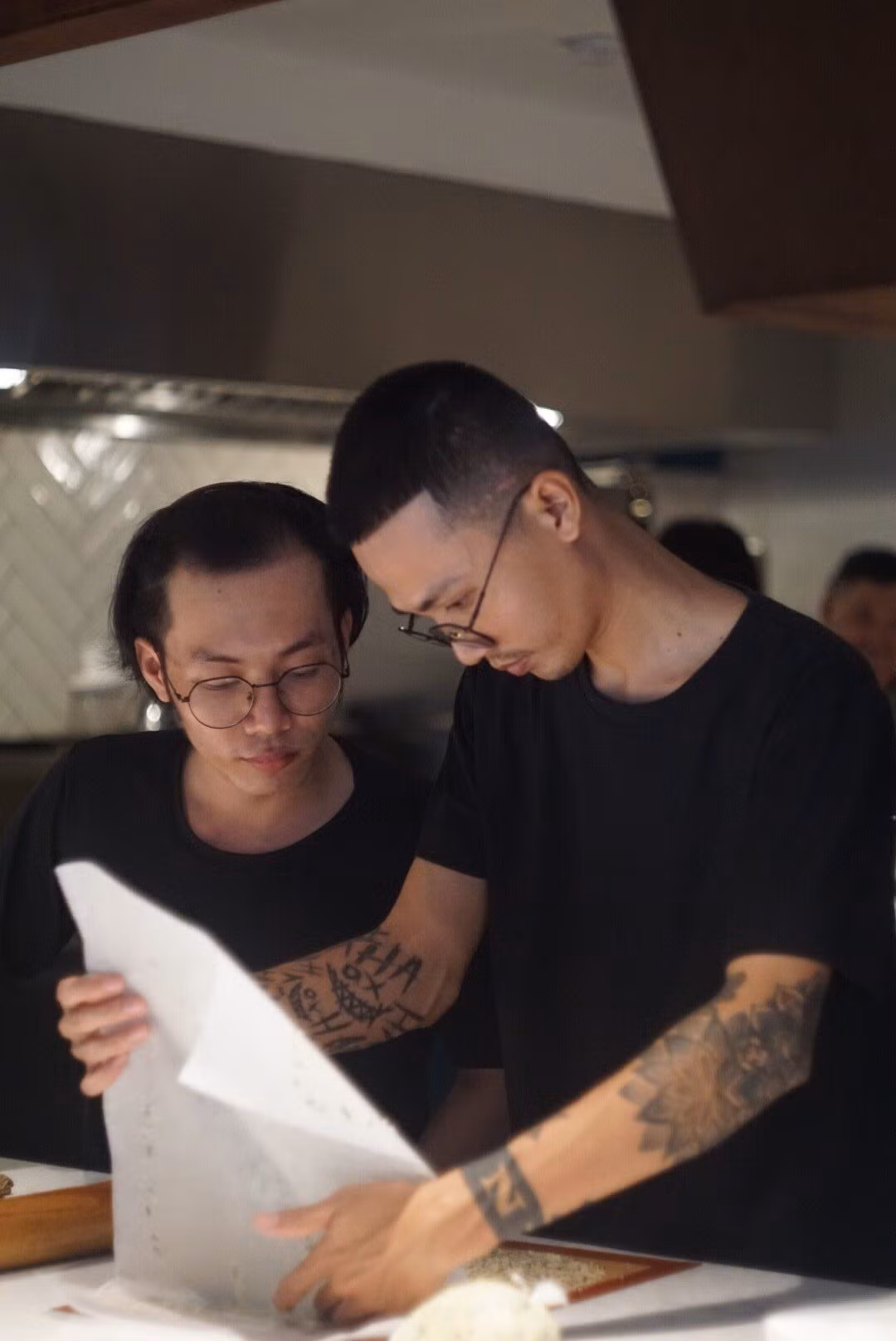 Sơn luôn hết mình với công việc bếp.