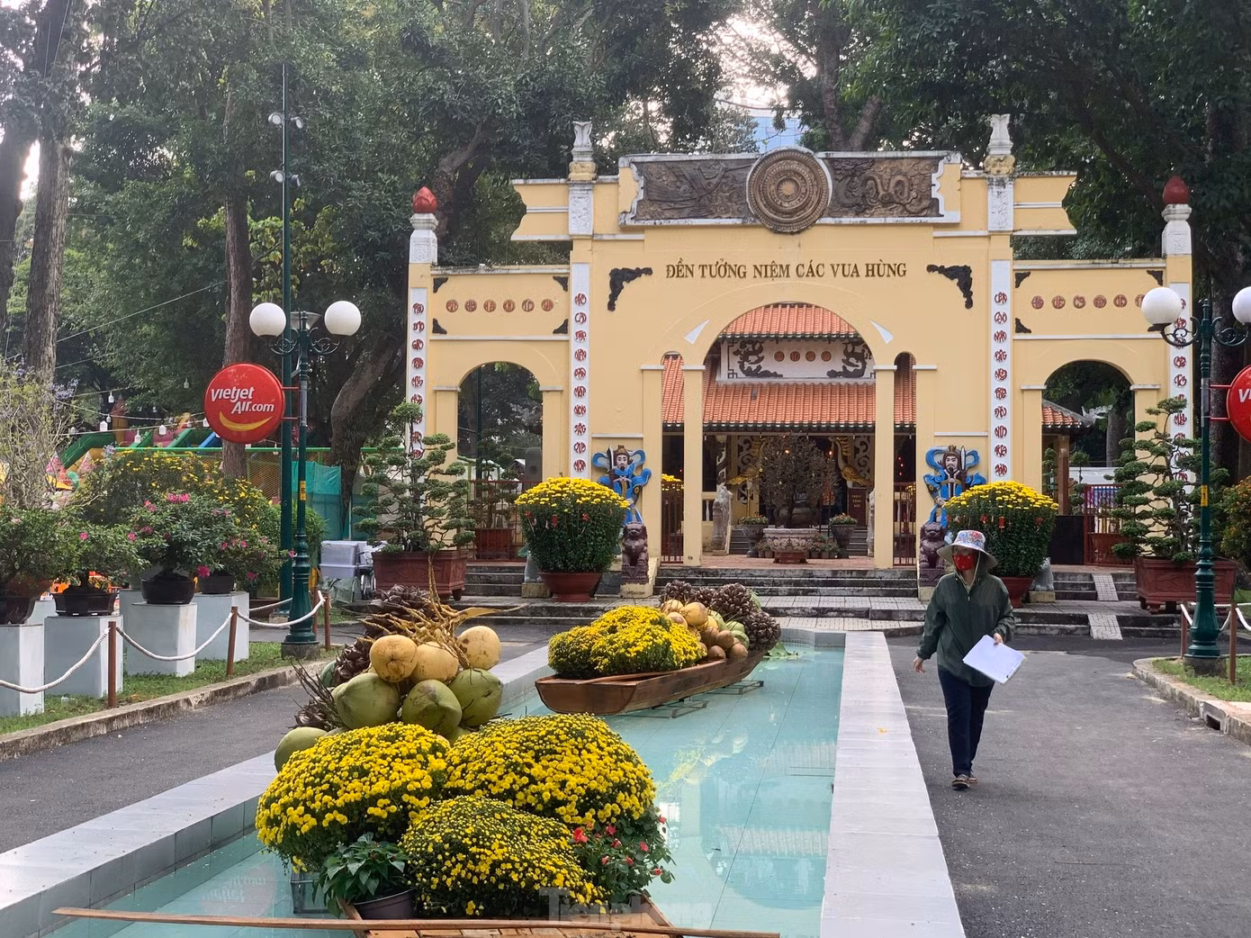 Đền Hùng bên trong công viên Tao Đàn, với các thuyền hoa được thiết kế ấn tượng. (Ảnh: Phạm Nguyễn)