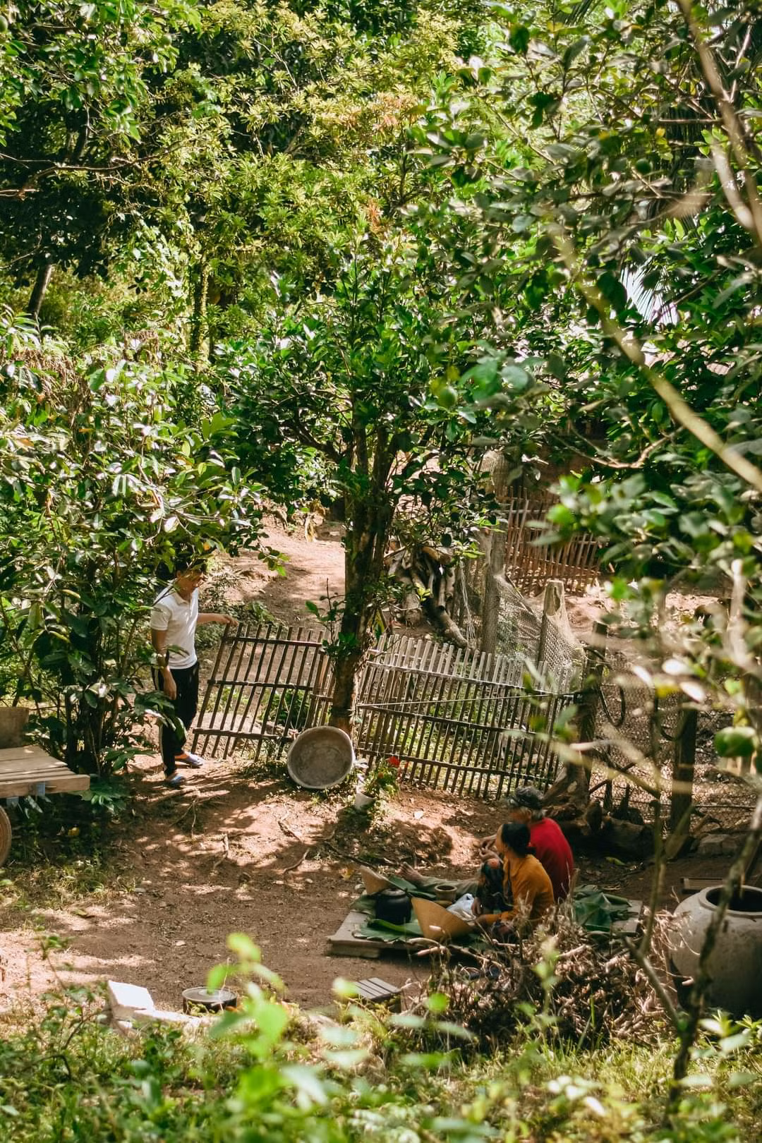 Căn bếp đơn sơ giữa khu vườn tạo nên cảm giác bình yên, thân thuộc.