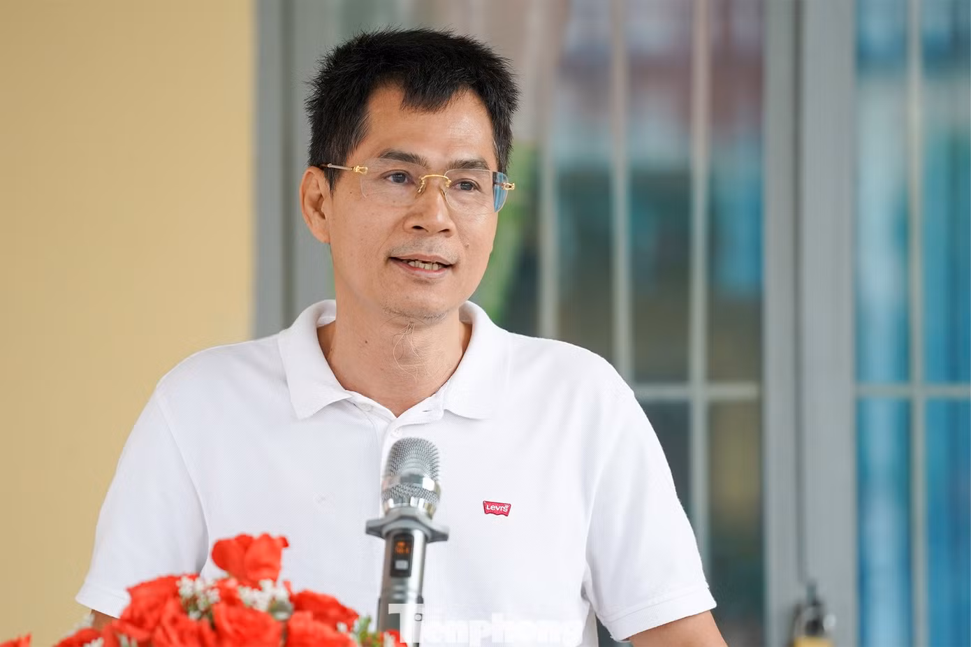 Phát biểu tại buổi lễ, nhà báo Lý Thành Tâm, Trưởng Ban đại diện báo Tiền Phong tại TP. HCM đã gửi lời cảm ơn sâu sắc đến các y, bác sĩ cùng các nhà tài trợ và sự đồng hành của những người đẹp Hoa hậu Việt Nam 2022. Nhà báo Lý Thành Tâm đặc biệt cảm ơn chính quyền địa phương đã đồng hành, hỗ trợ chương trình. “Đây là dịp tròn 10 năm tổ chức chương trình "Tiền Phong chung tay vì sức khỏe cộng đồng". Chúng tôi cùng các mạnh thường quân đã liên tiếp đến các vùng sâu vùng xa của Tổ quốc để mang đến những món quà giàu ý nghĩa cả về vật chất lẫn tinh thần cho bà con. Chúng tôi hy vọng, chuyên môn giỏi của các y, bác sĩ đến từ TP. HCM sẽ giúp bà con vơi đi bệnh tật, những món quà từ các Mạnh thường quân sẽ mang lại sự ấm áp cho cộng đồng khi Tết đến, Xuân về”, nhà báo Lý Thành Tâm nói. (Ảnh: Phạm Nguyễn)