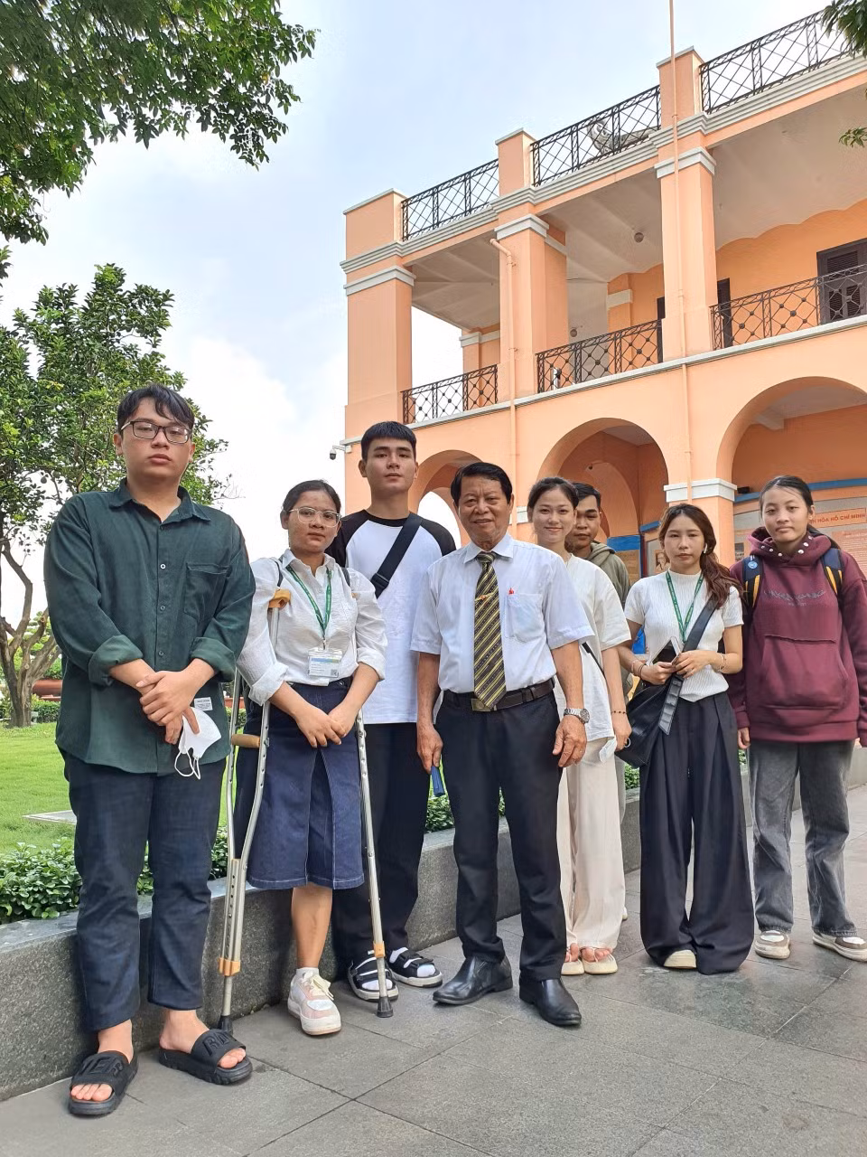 Không quản khó khăn vất vả, Thảo vẫn kiên trì đi bộ đến trường suốt 9 năm sau khi xảy ra tai nạn. (Ảnh: NVCC) Không quản khó khăn vất vả, Thảo vẫn kiên trì đi bộ đến trường suốt 9 năm sau khi xảy ra tai nạn. (Ảnh: NVCC)
