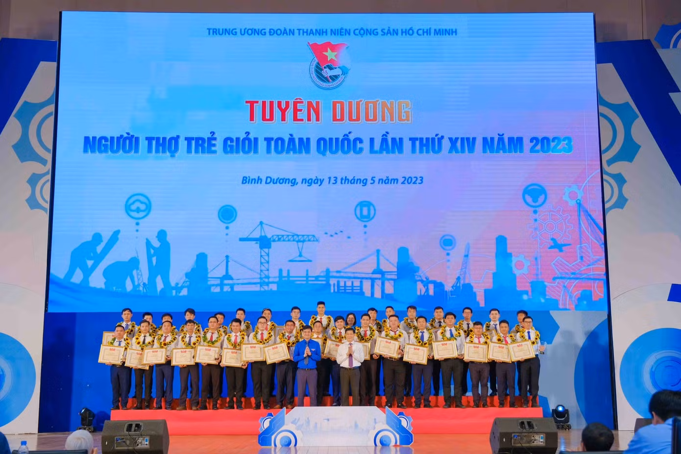 54 gương mặt “Người thợ trẻ giỏi” tiêu biểu toàn quốc đã được vinh danh trong dịp này. (Ảnh: Tỉnh Đoàn Bình Dương) 54 gương mặt “Người thợ trẻ giỏi” tiêu biểu toàn quốc đã được vinh danh trong dịp này. (Ảnh: Tỉnh Đoàn Bình Dương)