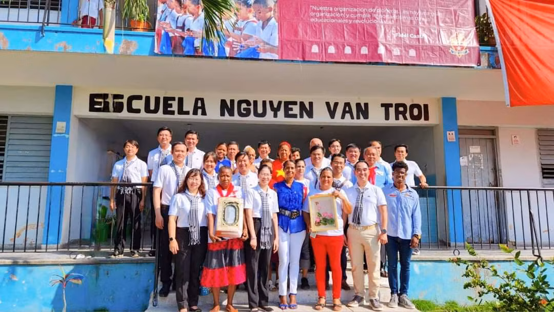 Đoàn làm việc Thành Đoàn TP. HCM đến thăm các em nhỏ tại trường Tiểu học Nguyễn Văn Trỗi (Cuba). (Ảnh: Thành Đoàn TP. HCM)