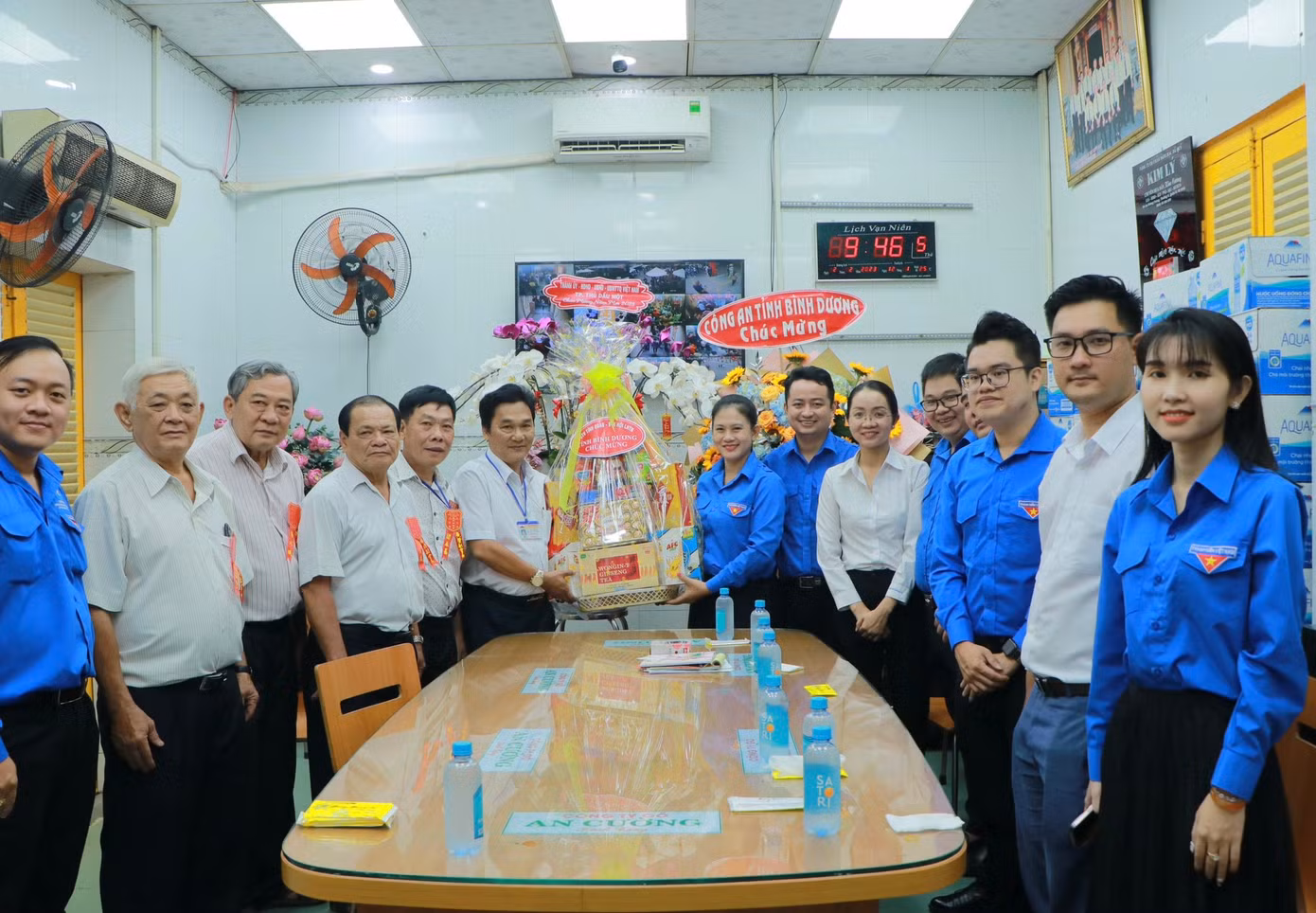 Chị Trần Thị Diễm Trinh, Bí thứ Tỉnh Đoàn - Chủ tịch Hội Sinh viên tỉnh Bình Dương (thứ bảy, từ phải sang) dẫn đầu đoàn thăm, tặng quà các chức sắc, tôn giáo nhân dịp Kỷ niệm Ngày thành lập Đảng. (Ảnh: Tỉnh Đoàn Bình Dương)