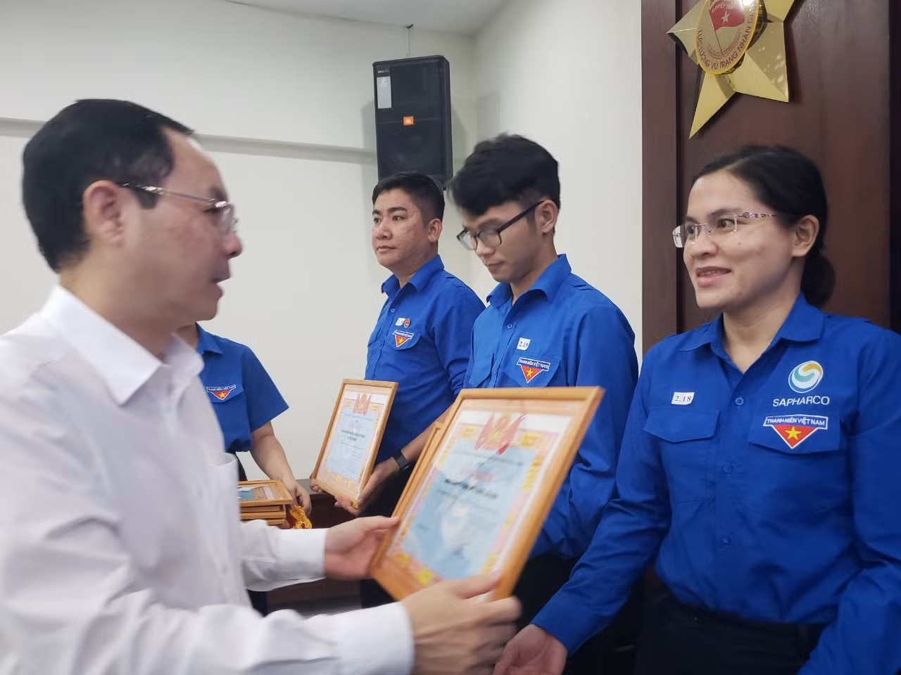 Ban Thường vụ Thành Đoàn tặng Bằng khen cho 40 tập thể và 6 cá nhân có thành tích tiêu biểu trong tháng thanh niên năm 2023. Trong ảnh, Phó Bí thư Thành ủy TPHCM Nguyễn Văn Hiếu trao bằng khen cho những đơn vị có những đóng góp tích cực trong Tháng Thanh niên.