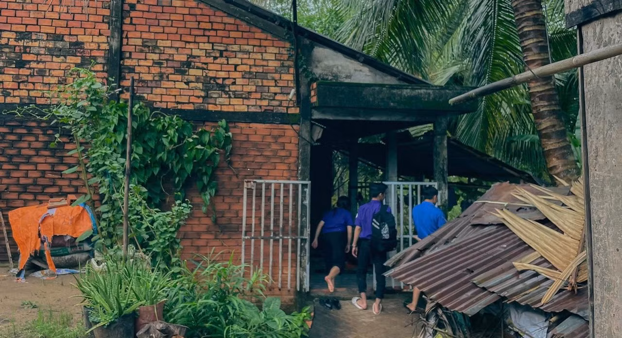 Đội CTXH trường ĐH Kinh tế TP. HCM đến thăm các hộ gia đình có hoàn cảnh khó khăn trước khi xuống địa phương tình nguyện.