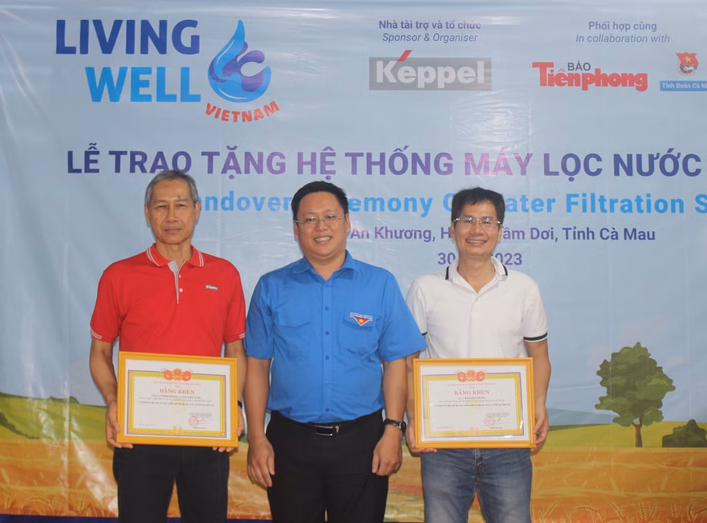 Nhà báo Lý Thành Tâm - Trưởng cơ quan đại diện báo Tiền Phong (bên phải) và ông Adris Bin Isnin - Giám đốc Bộ phận Quản lý Dự án và Bền vững thuộc Bộ phận Bất động sản của Tập đoàn Keppel tại Việt Nam (bên trái) nhận Bằng khen của Ban Thường vụ Tỉnh Đoàn Cà Mau.