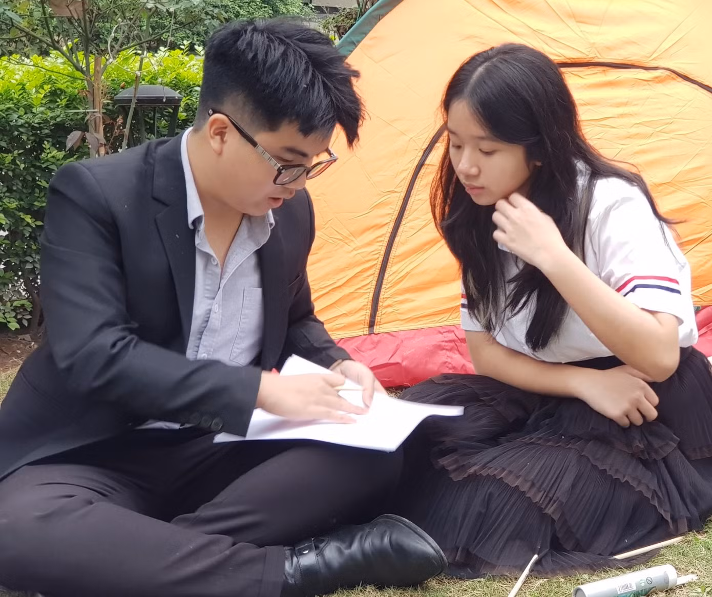 Ngũ Tô Duy luôn lan tỏa tình yêu tiếng Anh đến bạn bè và mọi người. Ngũ Tô Duy luôn lan tỏa tình yêu tiếng Anh đến bạn bè và mọi người.