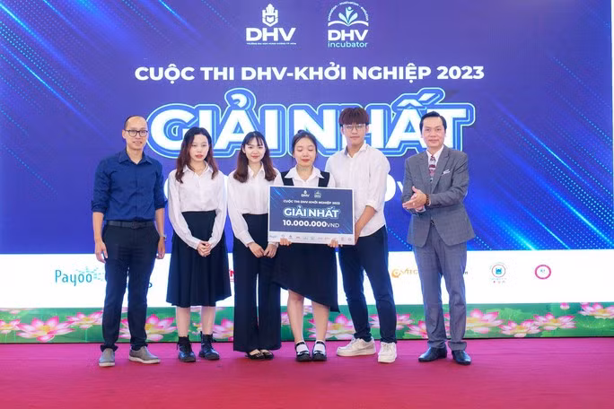 Các thành viên của dự án "Nghiên cứu tác dụng giải cảm, trị đau đầu và điều chế thử nghiệm dầu gội thiên nhiên từ cây ngải cứu" nhận giải Nhất tại cuộc thi.