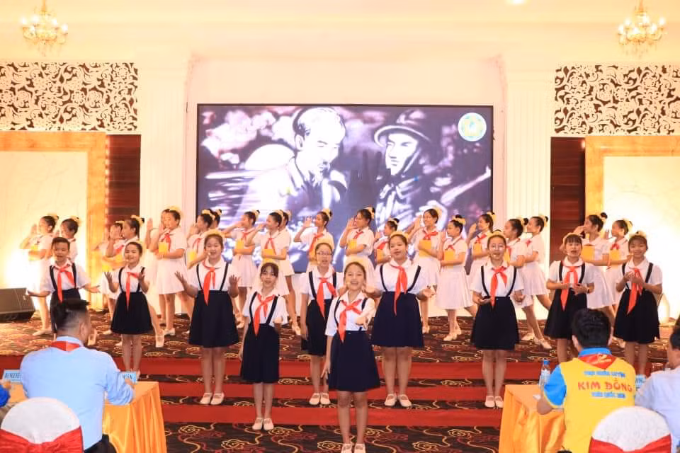 Một tiết mục văn nghệ tại Lễ khai mạc Trại huấn luyện Kim Đồng toàn quốc khu vực phía Nam năm 2023. (Ảnh: Tình Đoàn Bình Dương) Một tiết mục văn nghệ tại Lễ khai mạc Trại huấn luyện Kim Đồng toàn quốc khu vực phía Nam năm 2023. (Ảnh: Tình Đoàn Bình Dương)