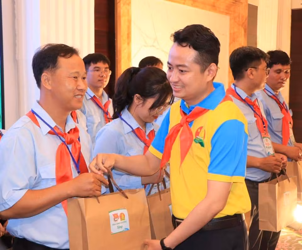 Ban Tổ chức tặng quà cho các huấn luyện viên và trại sinh tham gia Trại huấn luyện Kim Đồng toàn quốc khu vực phía Nam năm 2023. Ban Tổ chức tặng quà cho các huấn luyện viên và trại sinh tham gia Trại huấn luyện Kim Đồng toàn quốc khu vực phía Nam năm 2023.