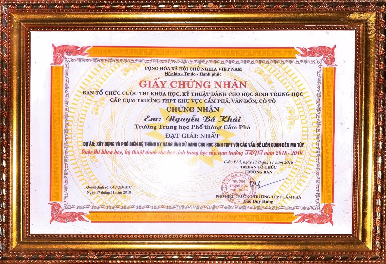 Bá Khải đoạt giải Nhất trong cuộc thi Khoa học kỹ thuật cấp tỉnh khi đang là học sinh lớp 12. Bá Khải đoạt giải Nhất trong cuộc thi Khoa học kỹ thuật cấp tỉnh khi đang là học sinh lớp 12.