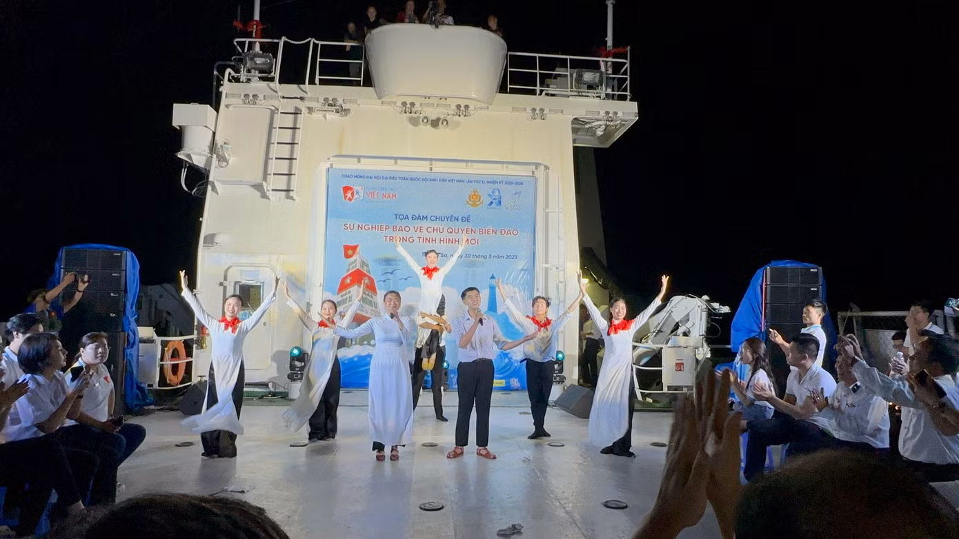 CLB Văn nghệ Xung kích CKT trình diễn những tiết mục trên tàu. (Ảnh: NVCC) CLB Văn nghệ Xung kích CKT trình diễn những tiết mục trên tàu. (Ảnh: NVCC)