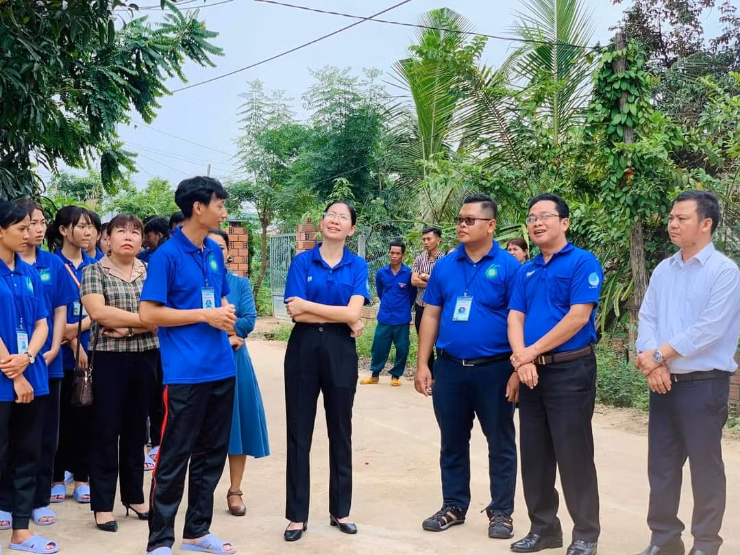 Bí thư Thành Đoàn Phan Thị Thanh Phương (giữa) hỏi thăm các chiến sĩ tình nguyện "Mùa Hè Xanh" trên mặt trận tỉnh Gia Lai.