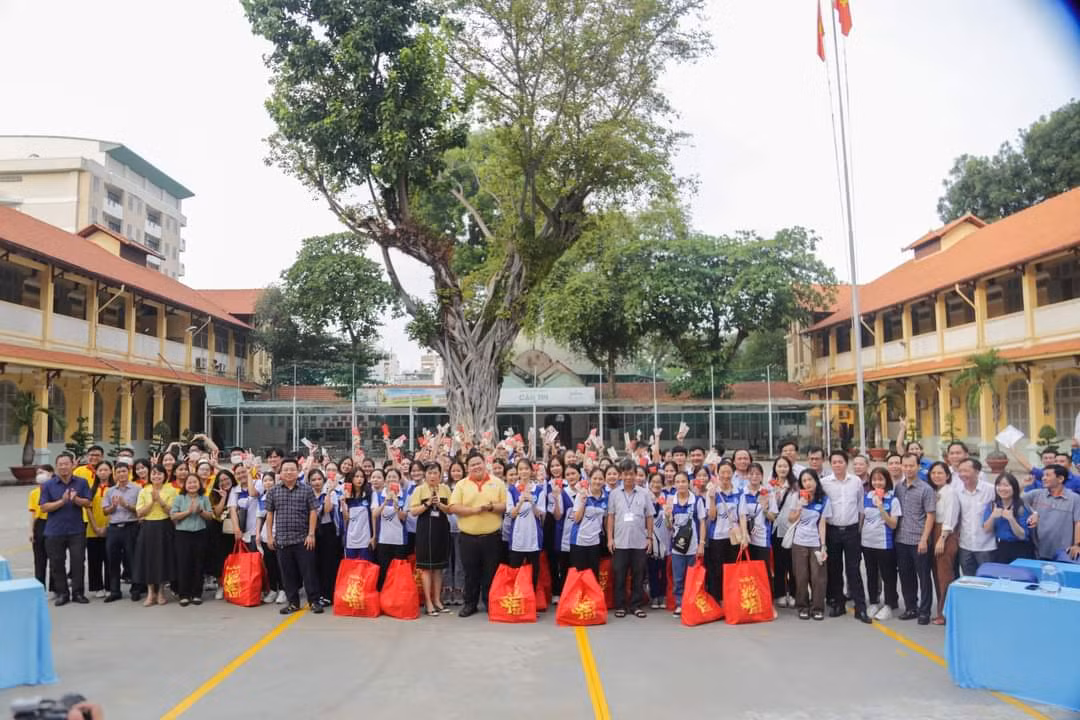 101 sinh viên trường ĐH Sài Gòn đã phấn khởi khi nhận vé xe miễn phí về đón Tết cùng gia đình. 101 sinh viên trường ĐH Sài Gòn đã phấn khởi khi nhận vé xe miễn phí về đón Tết cùng gia đình.