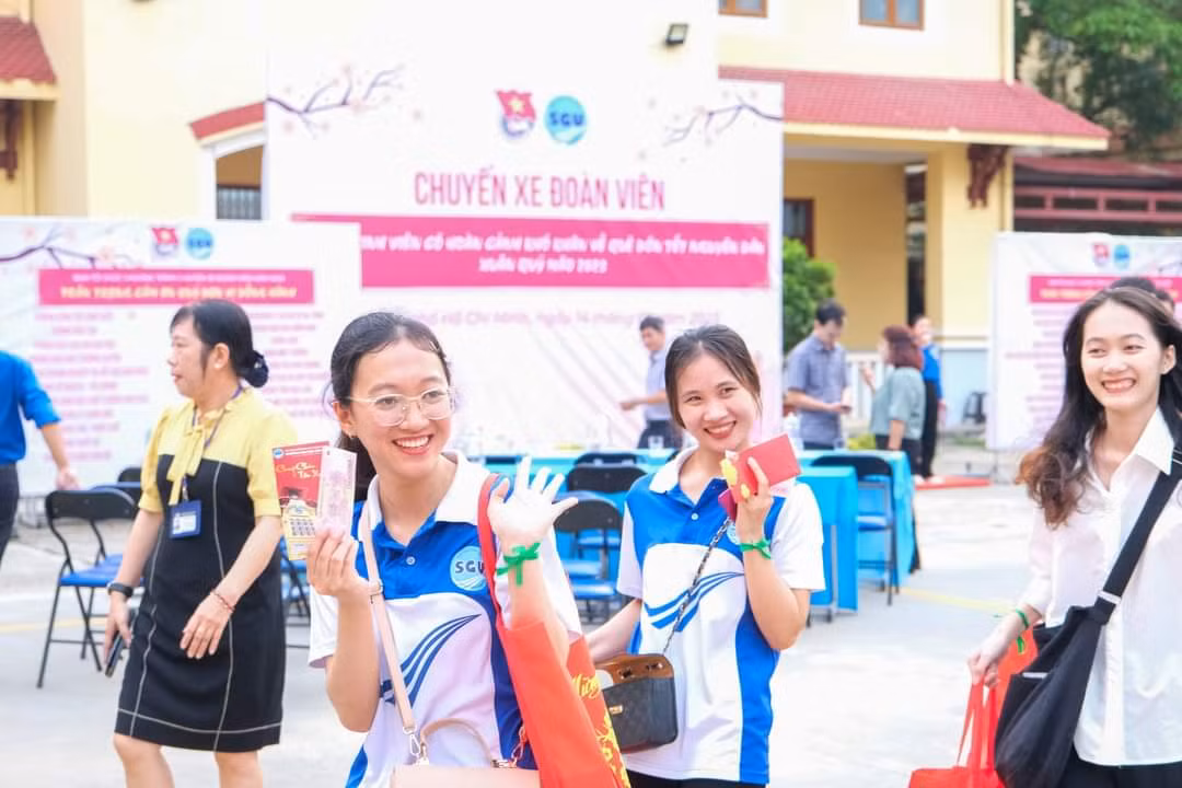 Niềm vui của sinh viên khi nhận được bao lì xì và quà trước khi lên xe về quê đón Tết. Niềm vui của sinh viên khi nhận được bao lì xì và quà trước khi lên xe về quê đón Tết.